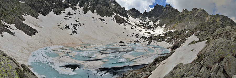 Lago del Vallone (2226 m) con vista verso i Corni di Sardegnana (1420 m)
